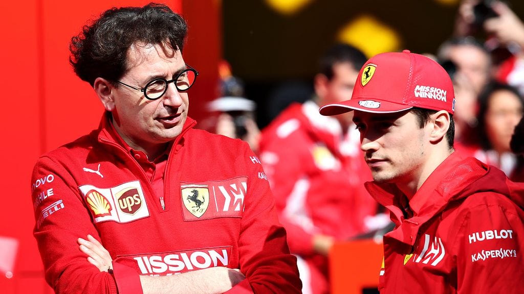Mattia Binotto käy keskustelua Charles Leclercin kanssa.