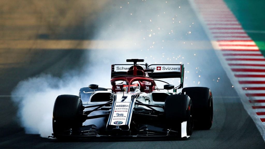 Kimi Räikkönen kiersi rataa kipinät sinkoen F1-talvitestien päätöspäivänä Espanjan Barcelonassa.