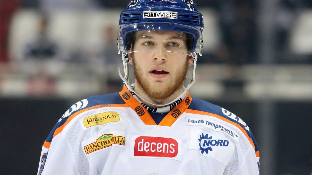 Niko Ojamäki taklasi kovaa JYPin Jerry Turkulaista.