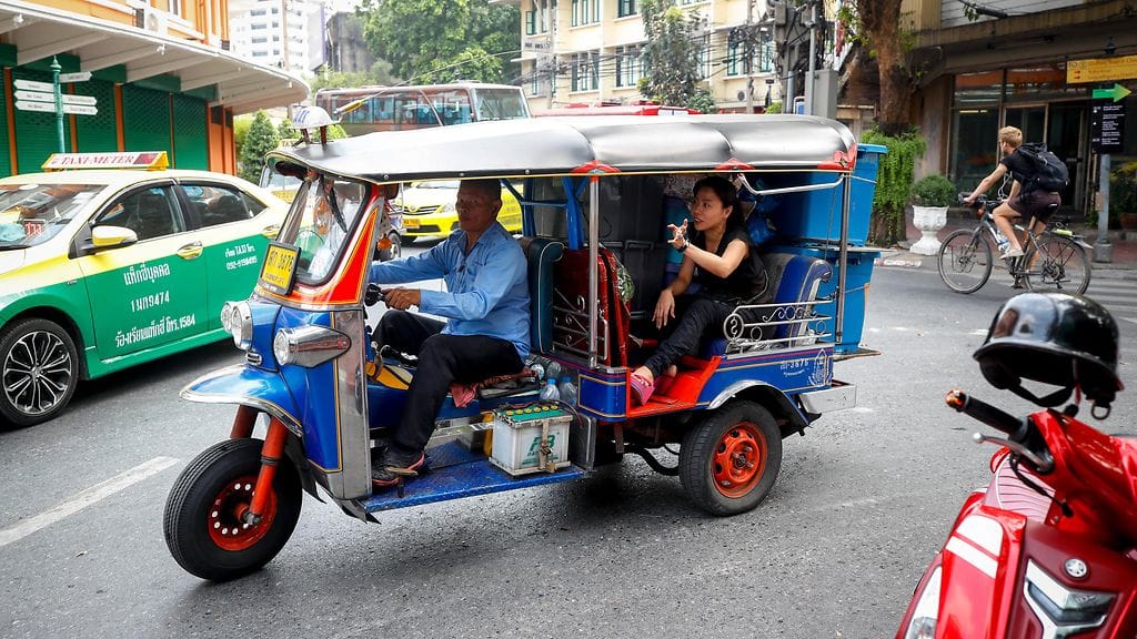 Tuk-tuk-mopotaksi on Kambodžan liikenteessä tyypillinen näky. Kuvituskuva ei liity tapaukseen.