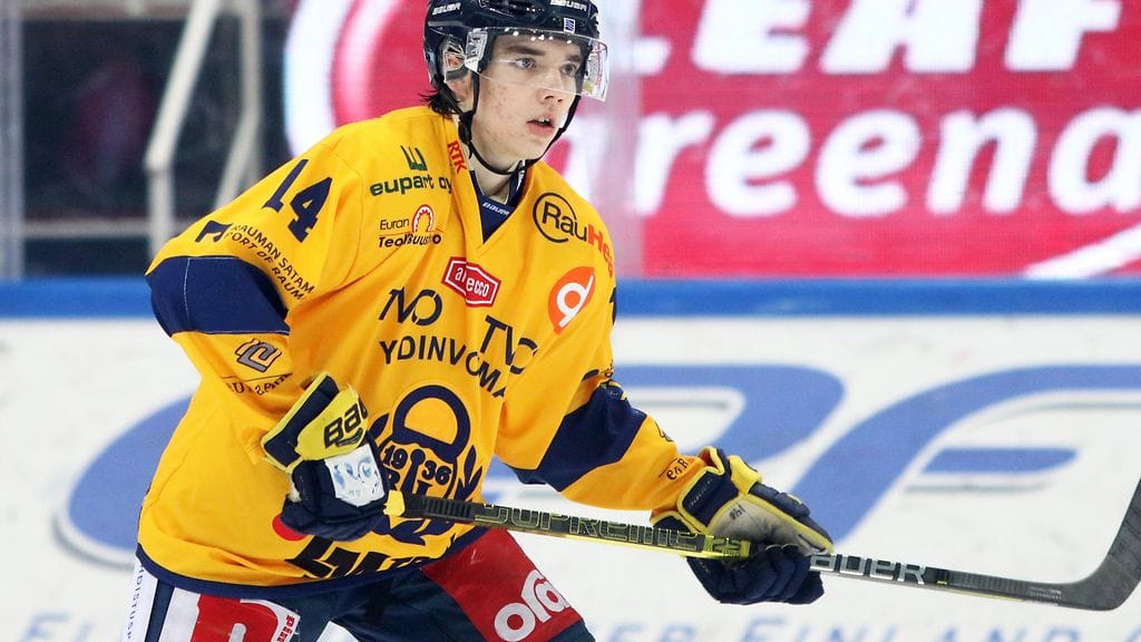 Ville Heinola koki kovia heti Ässät-ottelun alussa.