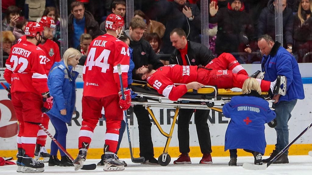 Spartak-hyökkääjä Kaspars Daugavins vietiin paareilla pois kaukalosta.