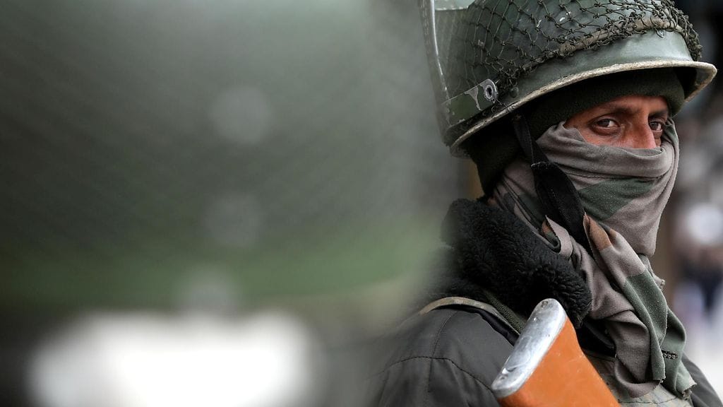 Intian sotilas vartiossa Kashmirissa.