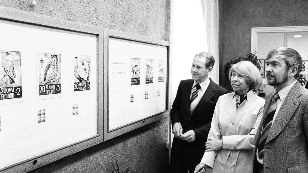 Sisarukset, valokuvaaja Per Olov Jansson (vas.), taiteilija, kirjailija Tove Jansson ja taiteilija, graafikko Lars Jansson äitinsä postimerkkitaiteilija Signe Hammarsten-Janssonin 100-vuotisnäyttelyn avajaisissa Postimuseossa vuonna 1982.