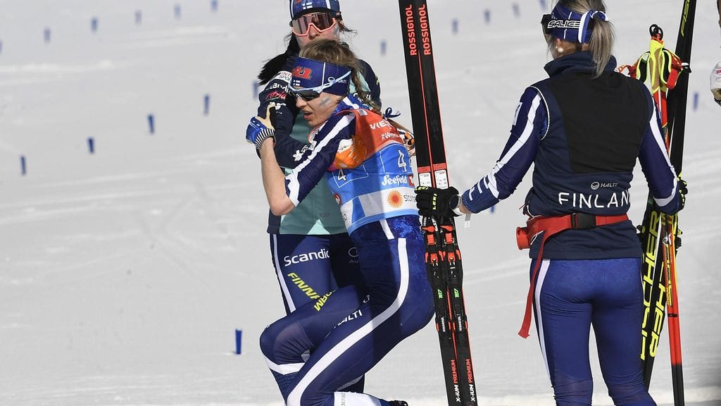 Krista Pärmäkoski, Eveliina Piippo ja Riitta-Liisa Roponen naisten viestin jälkeen.