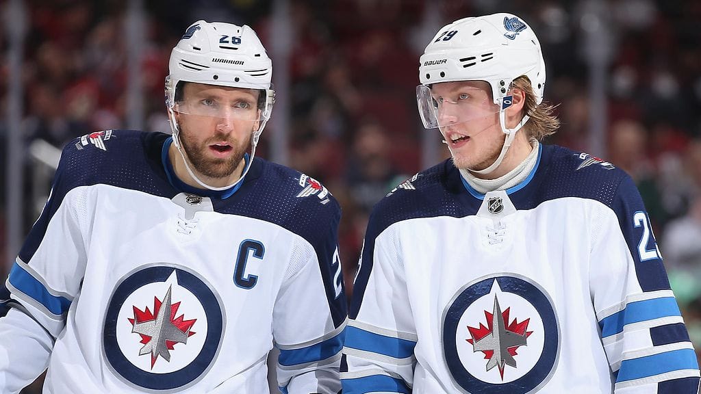Winnipeg Jetsin riveissä Patrik Laine (oikealla) toimi tällä kertaa alustajana, kun Blake Wheeler (vasemmalla) latoi kiekkoja reppuun.