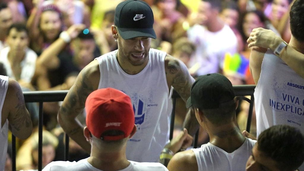 Neymar on näkynyt viime aikoina ottelukuvissa vain katsomossa.