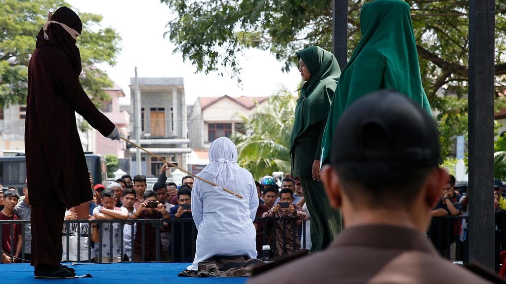 Arkistokuva vuodelta 2019. Naista lyötiin julkisesti kepillä selkään Acehissa avioliiton ulkopuolisesta seksistä tuomittuna.