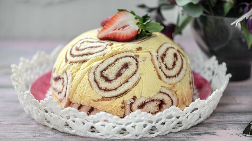 Vuokaan koottava mango-charlotte maistuu kahvipöydässä.