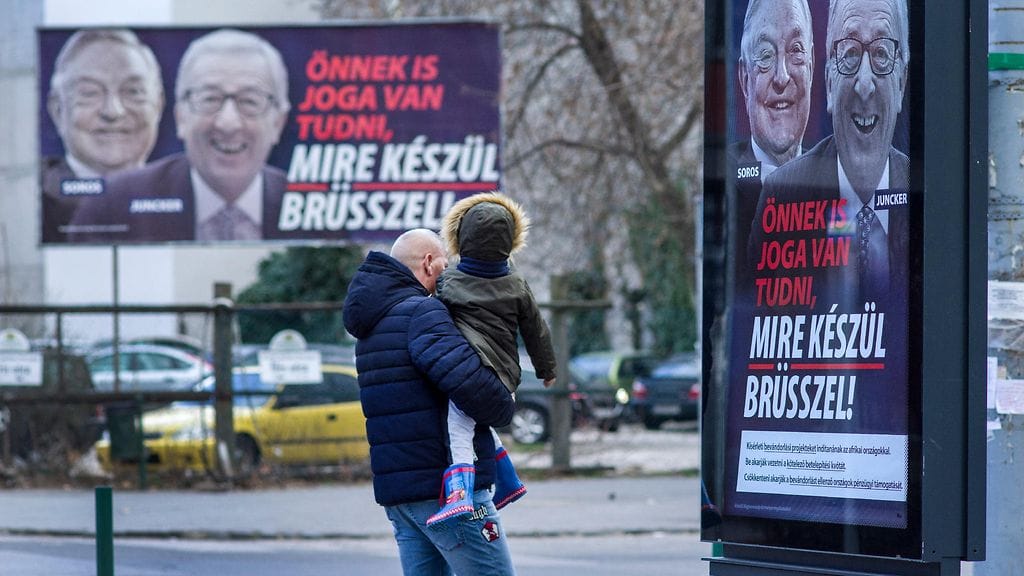 Viimeisimpänä EU:n huomion sai vaalikampanja, jossa Fidesz käytti komission puheenjohtajan Jean-Claude Junckerin kasvoja ja pelotteli Brysselin vallalla maahanmuutossa.
