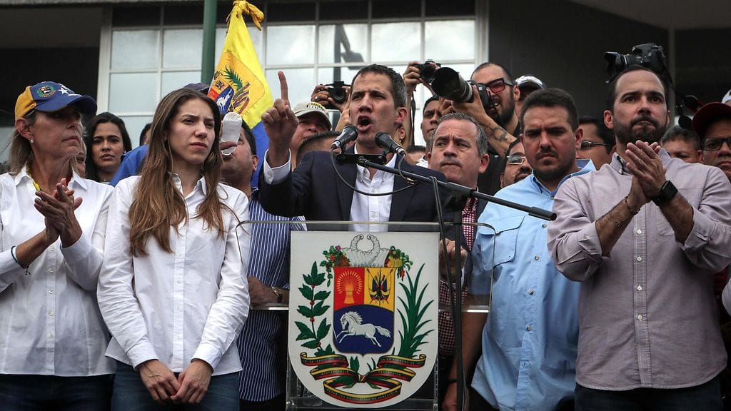 Venezuelan oppositiojohtaja Juan Guaido on kutsunut koolle parlamentin hätäkokouksen.