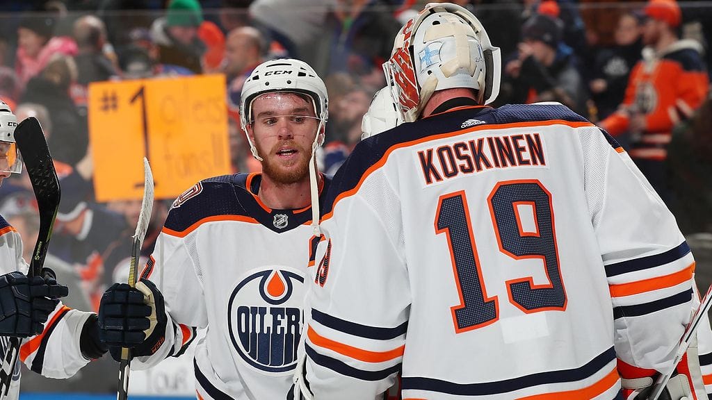 Mikko Koskinen (oikealla) torjui jälleen voiton Edmonton Oilersille.