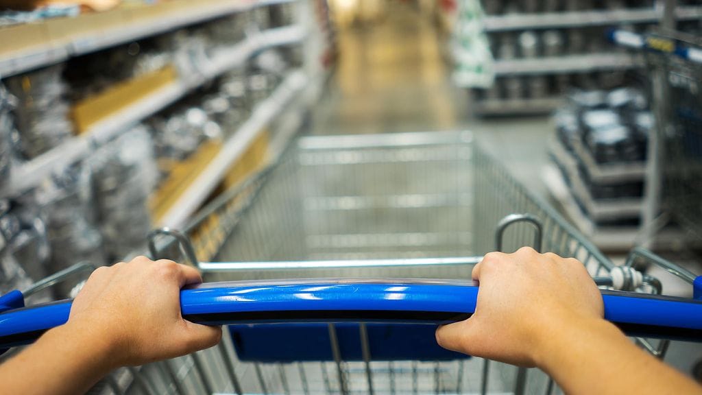 Yhdysvaltalaisäiti kiittelee vuolaasti supermarketin työntekijää siitä, että tämä antoi hänen 9-vuotiasta tyttärensä pakata ruokaostokset. Kohtaus tallentui videolle, josta tuli viraali.