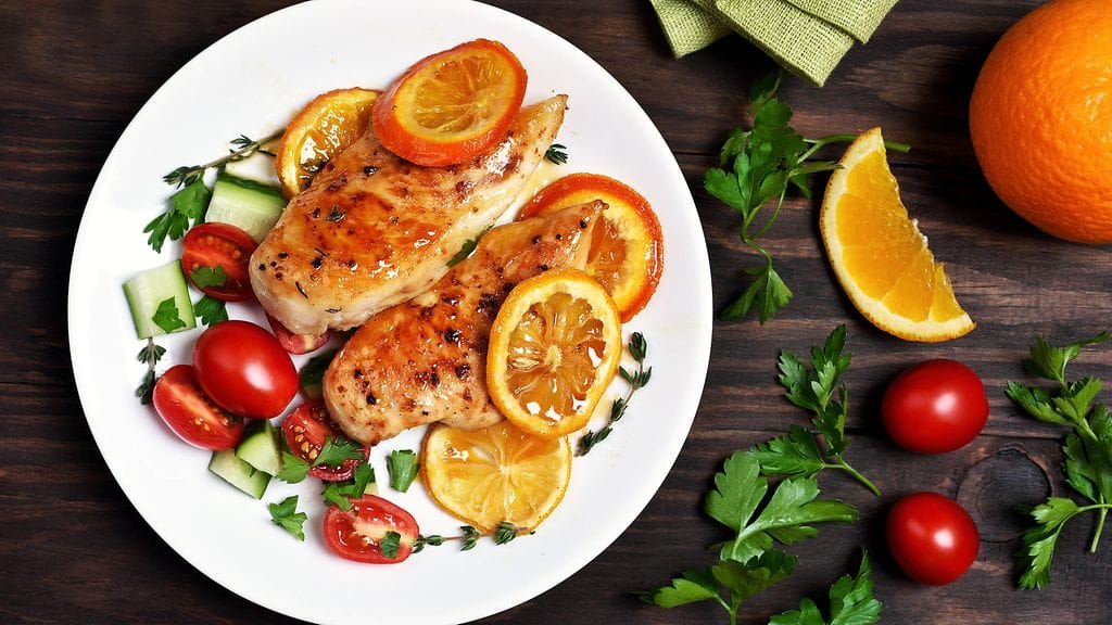 Mausta broilerin rintafileet sitruunalla ja voilla.