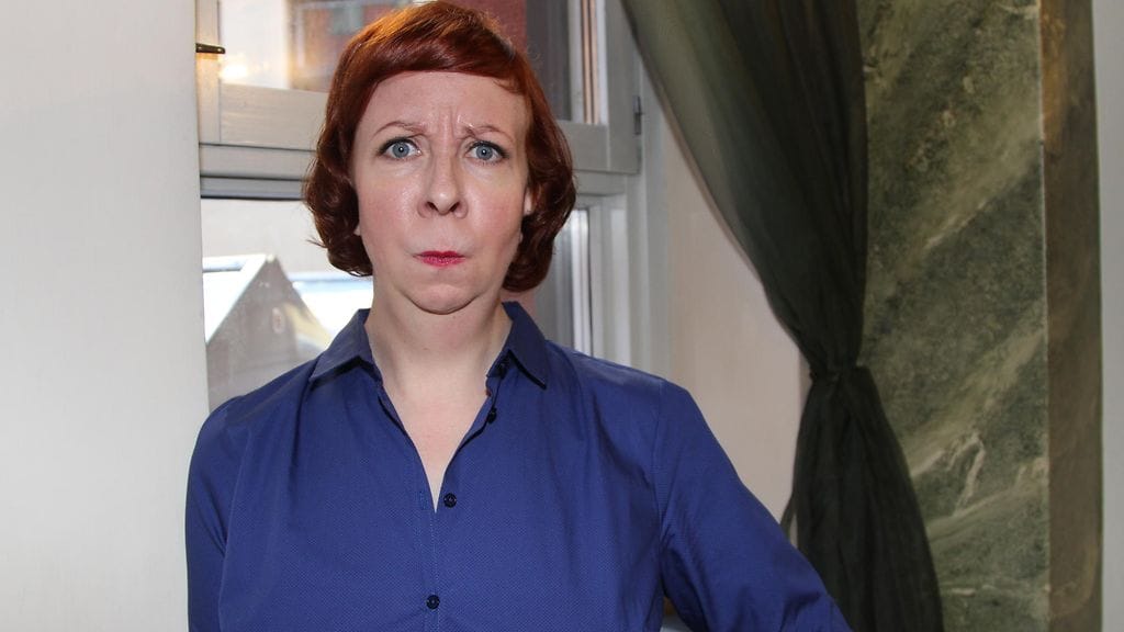 Jenni Kokanderin sketsihahmo Kari Tolkku ei välttämättä arvosta kollegansa Seppo Taalasmaan työskentelytapoja.