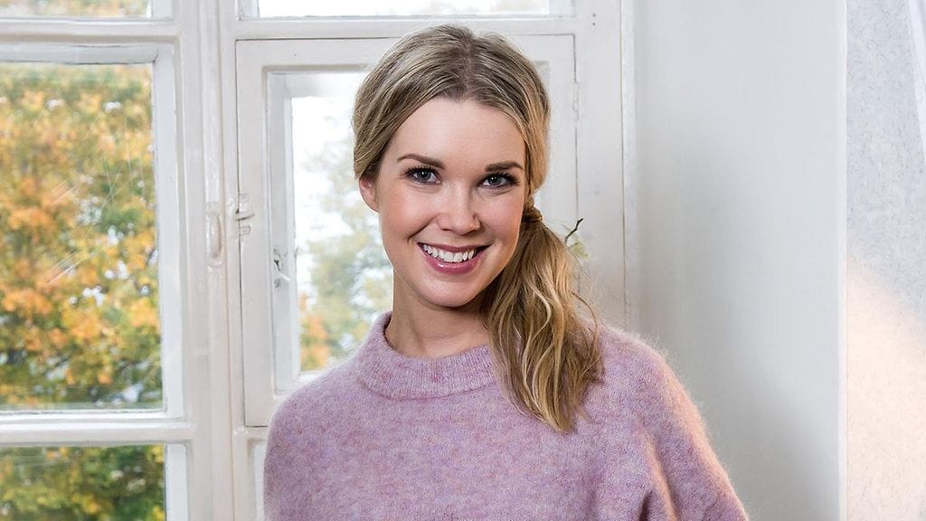 Tuija Pehkonen jakoi kuvaparin, joissa toisessa hän on istunut kahden tunnin ajan meikattavana ja toisessa on kotonaan aamutunnelmissa.