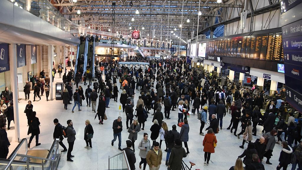 Useita räjähteitä on löydetty julkisilta alueilta Lontoossa.