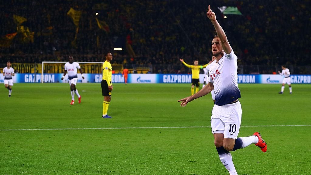 Harry Kane tuulettaa avausmaaliaan.