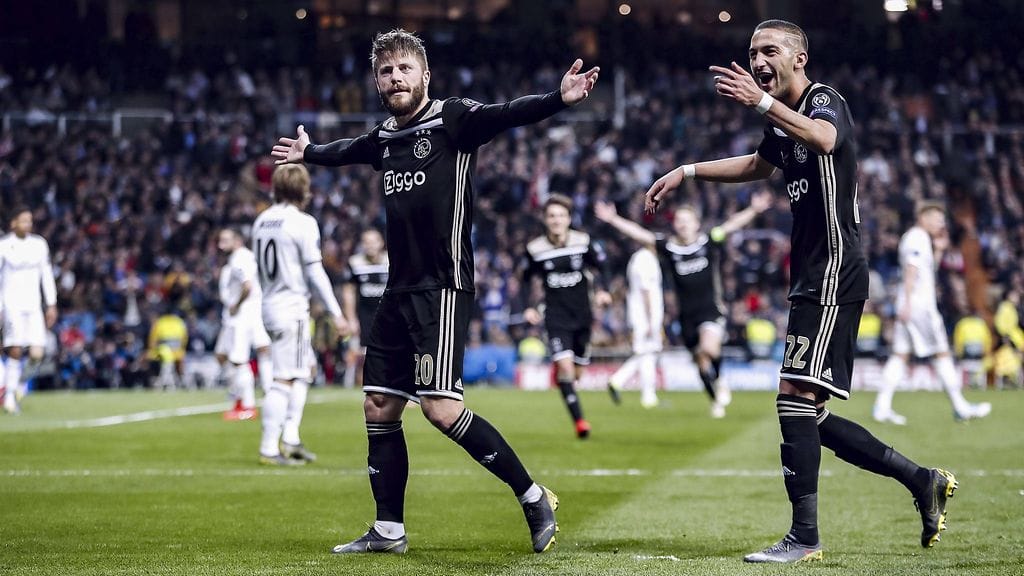 Ajaxin Lasse Schöne tuulettaa osumaansa.