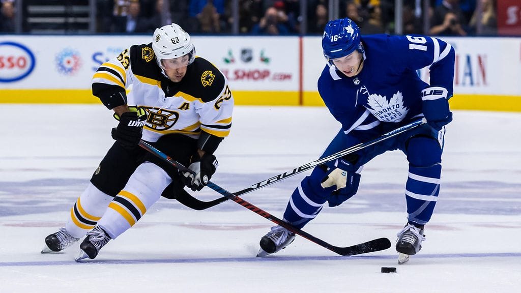 Boston Bruinsin Brad Marchand (vasemmalla) hämmensi soppaa Toronto Maple Leafsin hyökkääjään Mitch Marneriin (oikealla) liittyvällä twiitillä.