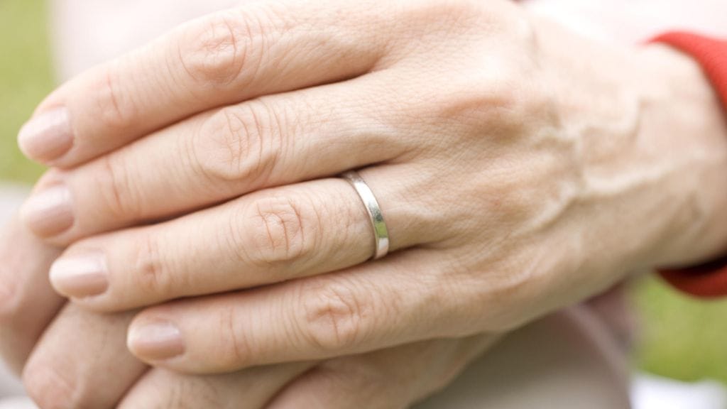 72-vuotias Pauline Young oli torjunut poikaystävänsä Colin Jonesin kosinnat 43 vuoden ajan. Viime vuoden lopulla hän yllätti kaikki ja kosi tätä itse.