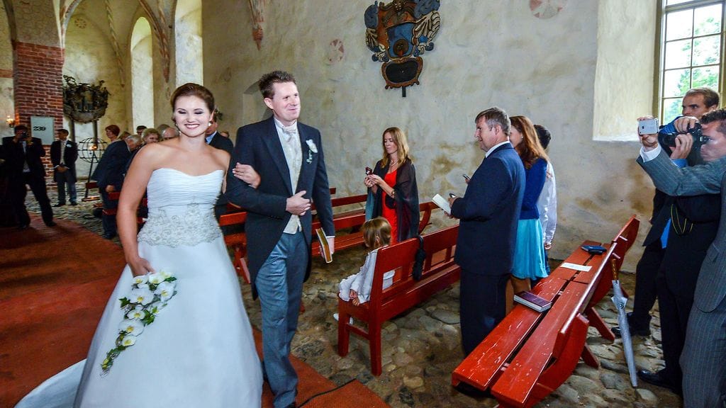 ÄLÄKÄYTÄMUIHINJUTTUIHIN_silmätkiinni_juhalaitalainen