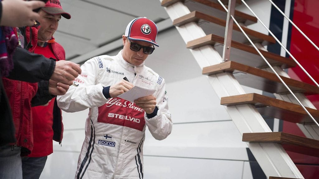 Kimi Räikkönen debytoi virallisesti Alfa Romeon ratissa F1-kauden avauskisassa Australian Melbournessa.