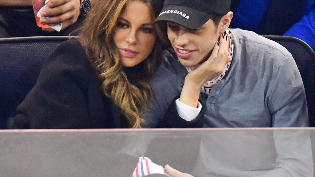 Kate Beckinsale ja Pete Davidson pussailivat lätkämatsissa