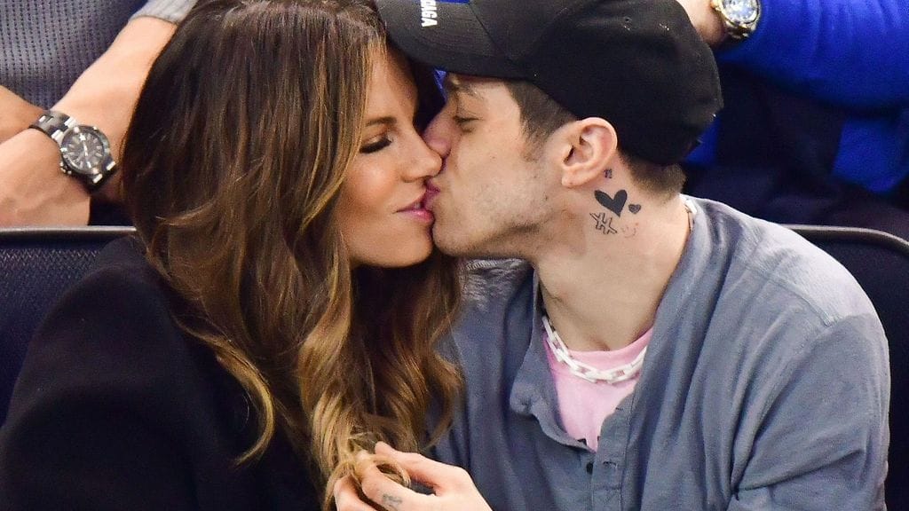 Kate Beckinsale ja Pete Davidson pussailivat lätkämatsissa (1)