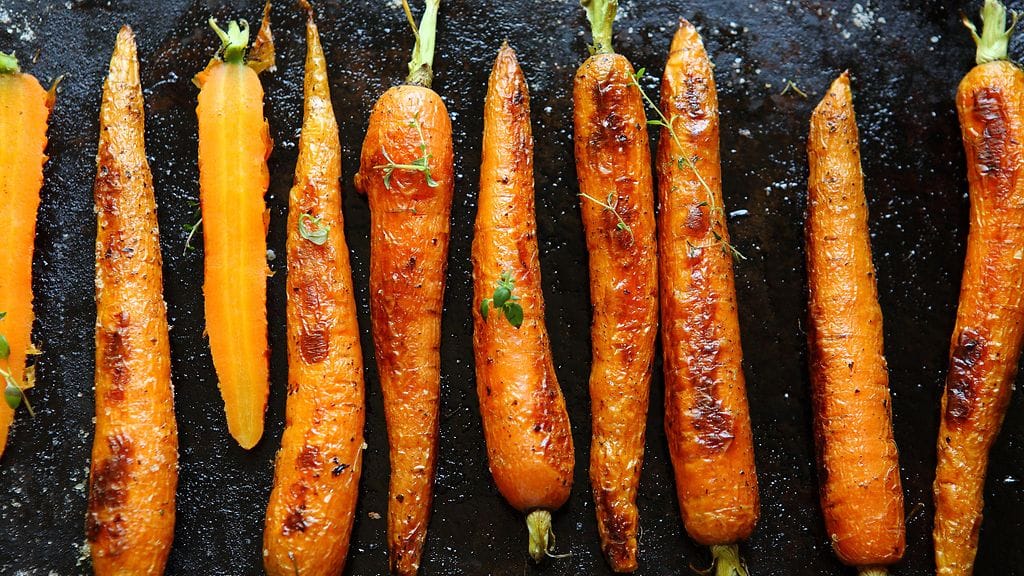Kokonaisena kypsennettävät porkkanat maistuvat herkullisilta.