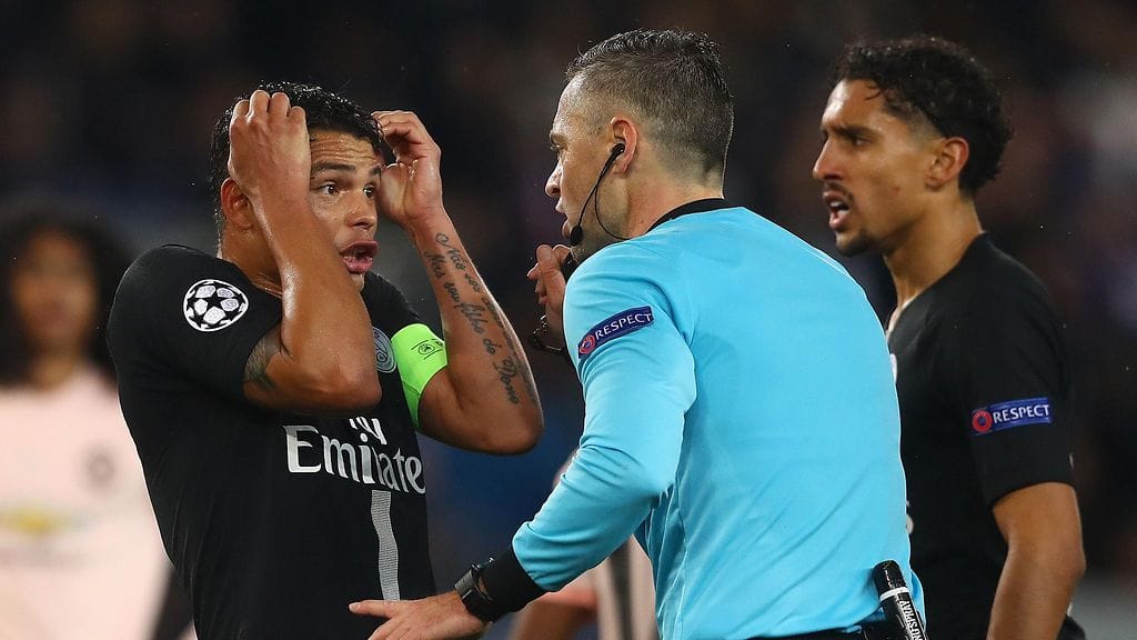 Thiago Silva ei voinut keskiviikkona uskoa Damir Skominan rangaistuspotkutuomiota.