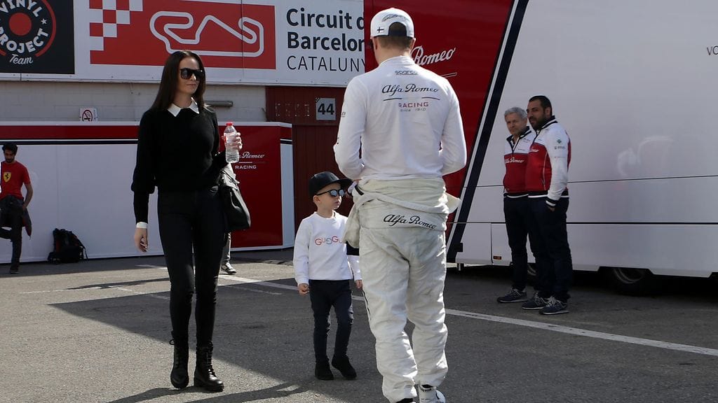 Minttu, Robin ja Kimi Räikkönen viettivät Barcelonan F1-talvitestien viimeisen ajopäivän yhdessä radalla.