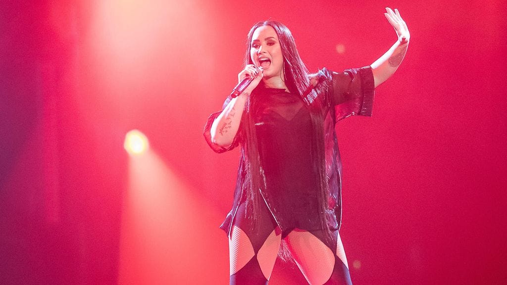 Demi Lovato lavalla Kölnissä kesäkuussa 2018. Kuukautta myöhemmin laulaja kiidätettiin sairaalaan huumeiden yliannostuksen seurauksena.