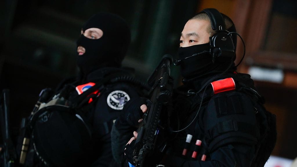 Poliiseja oikeustalolla.