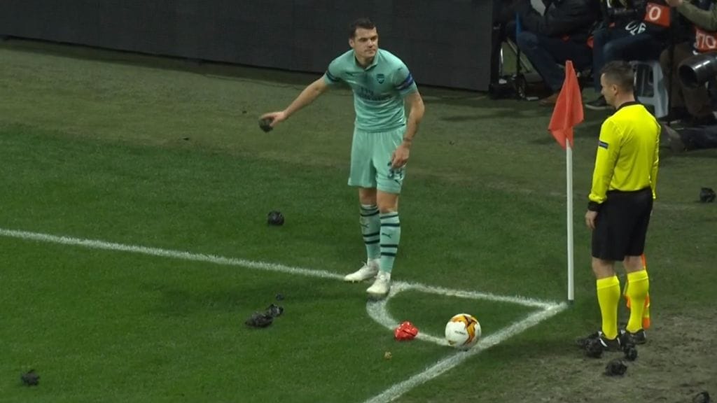 Granit Xhaka sai roskaa niskaansa.