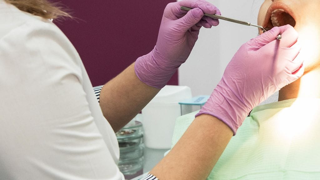 Hunter oli hammaslääkärinsä vastaanotolla rutiinitarkastuksessa, kun hammaslääkäri Harlyn Susarla huomasi jotakin huolestuttavaa tuolloin 4-vuotiaan tytön suussa, kertoo WTVM. Kuvituskuva.