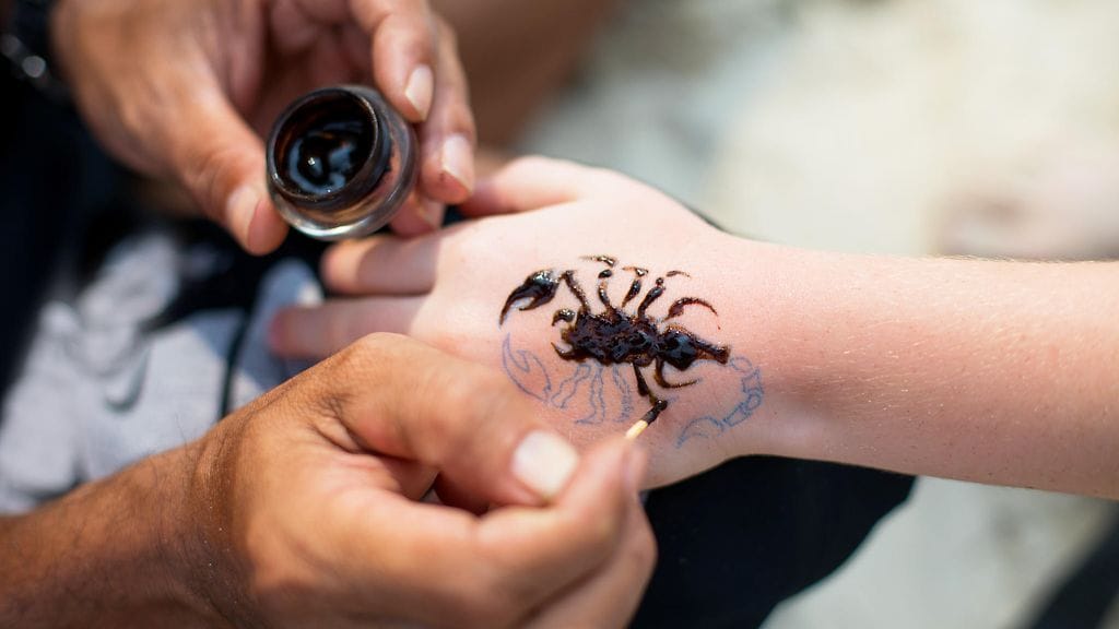 8-vuotias Owen Richardson sai vakavia vammoja hennatatuoinneista. Hän saattaa tarvita jopa ihosiirrännäisen.  Allergisen reaktion syyksi todettiin väriaine parafenyleenidiamiini (PPD).