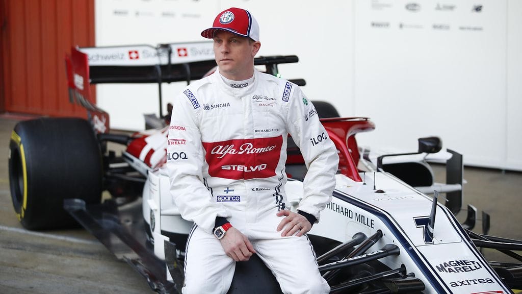 Kimi Räikkösen hihoista löytyvät iLOQin tunnukset.