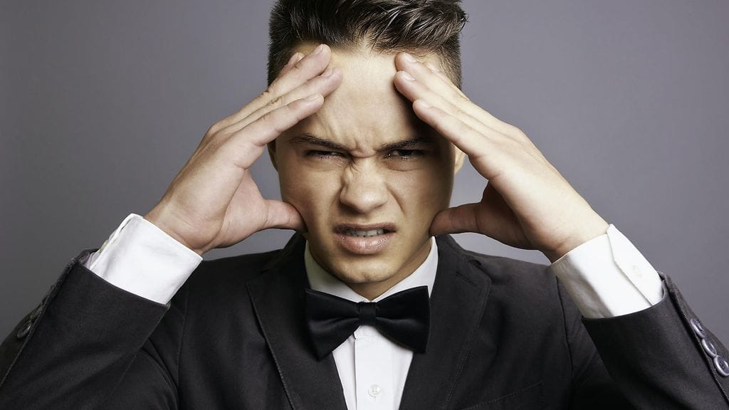 Sulhanen löi nyrkillä miestä, joka ei suostunut siirtymään hääkuvien ottopaikalta. Miehen nenä murtui ja sulhanen vietti hääyön putkassa. Osapuolten kertomukset tapahtumien kulusta ovat ristiriidassa.