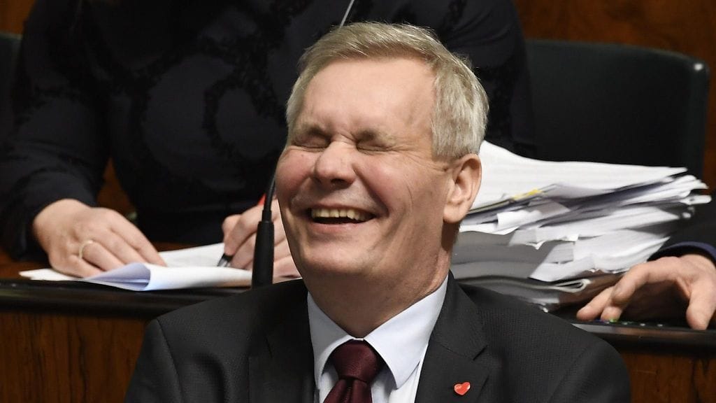 SDP:n puheenjohtaja Antti Rinne kuvattuna eduskunnan täysistunnossa 8. maaliskuuta. Pääministeri Juha Sipilä oli juuri pyytänyt hallituksen eroa sote-uudistuksen kaaduttua.