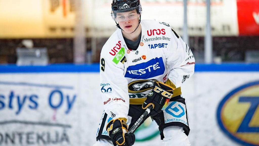 Rasmus Kuparin ottelu päättyi suihkukomennukseen JYPiä vastaan.