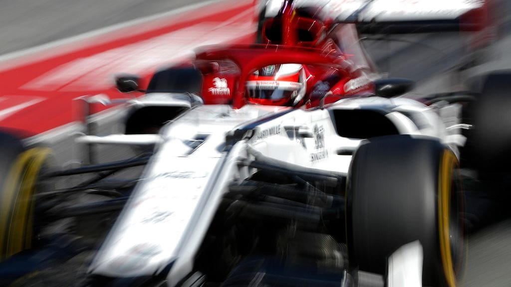 Kimi Räikkönen Alfa Romeon ratissa.