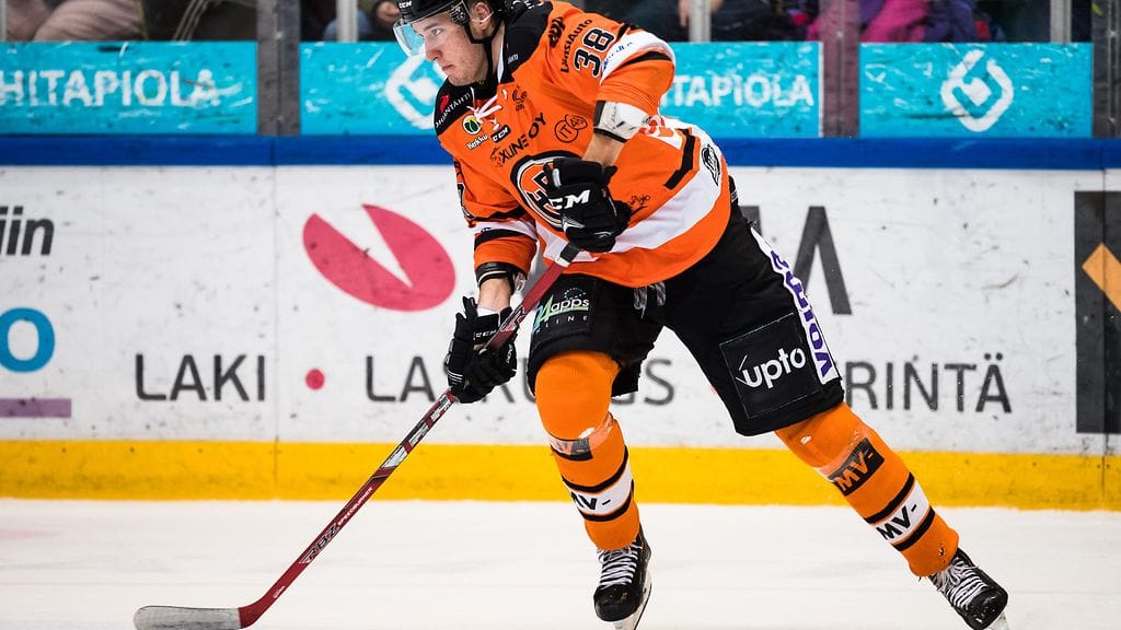 HPK:n Miro Karjalainen muistutti IFK:n Juhani Tyrväistä ja teki hetkeä myöhemmin maalin.