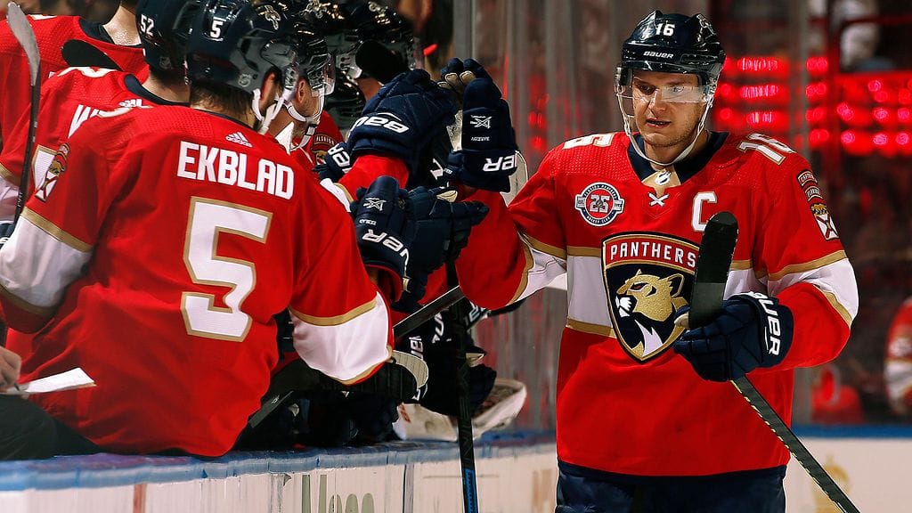 Aleksander Barkov (oikealla) oli hirmuiskussa, kun Florida Panthers kaatoi Minnesota Wildin 6-2.