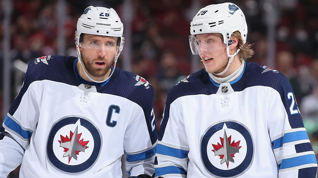 Patrik Laine (oikealla) alusti näyttävästi Blake Wheelerin (vasemmalla) osuman, kun Winnipeg Jets kaatoi Carolina Hurricanesin peräti lukemin 8-1.