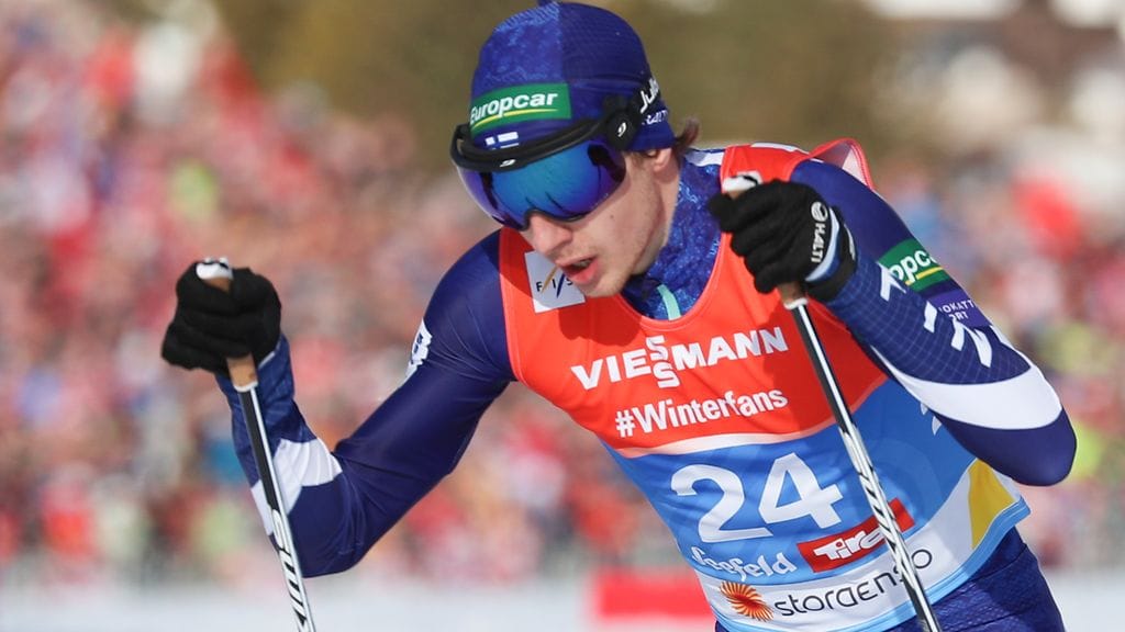 Ilkka Herola lähtee hieman yli minuutin kärkeä perässä yhdistetyn maailmancupin Holmenkollenin kilpailun hiihto-osuudelle.