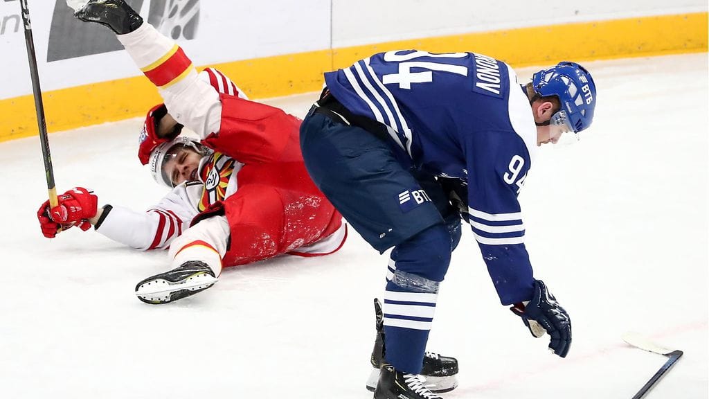 Jokerit lensi katolleen, kuten Henri Ikonen Andrei Mironovin käsittelyssä.