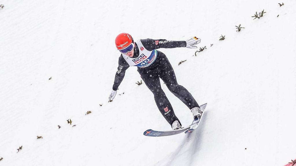 Stephan Leyhe kaatui rajusti Holmenkollenin joukkuekisan avauskierroksella.