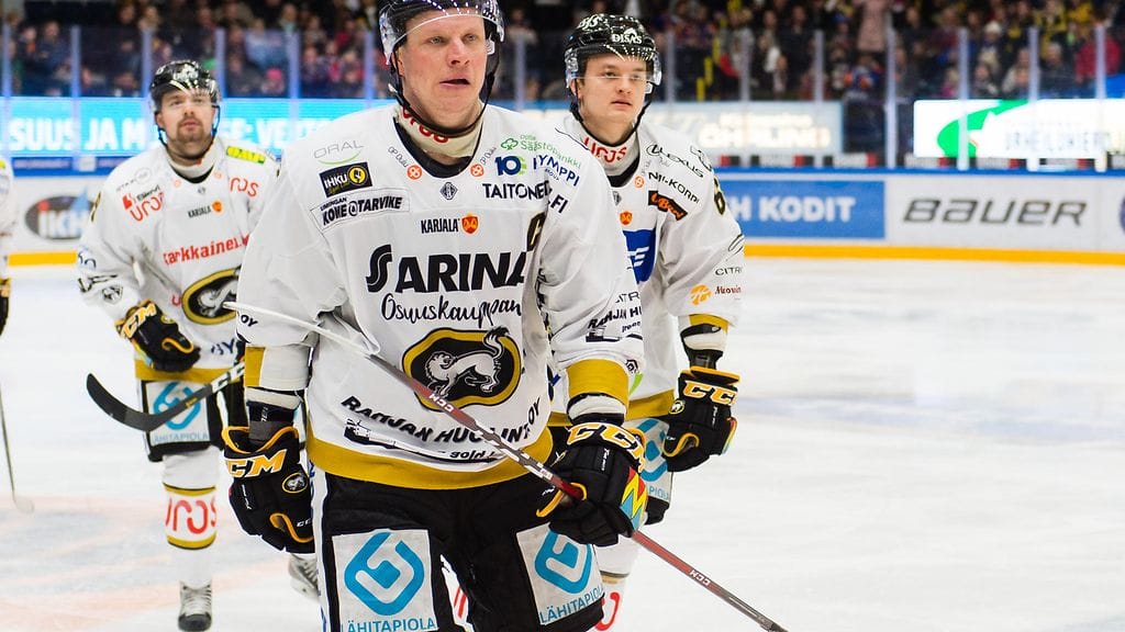 Lasse Kukkonen (kesk.) teki Kärppien avausmaalin Mikkelissä.