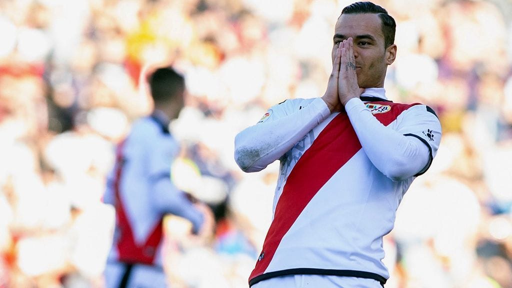 Vallecanon Raul de Tomas laukoi joukkueensa johtoon Barcelonaa vastaan.